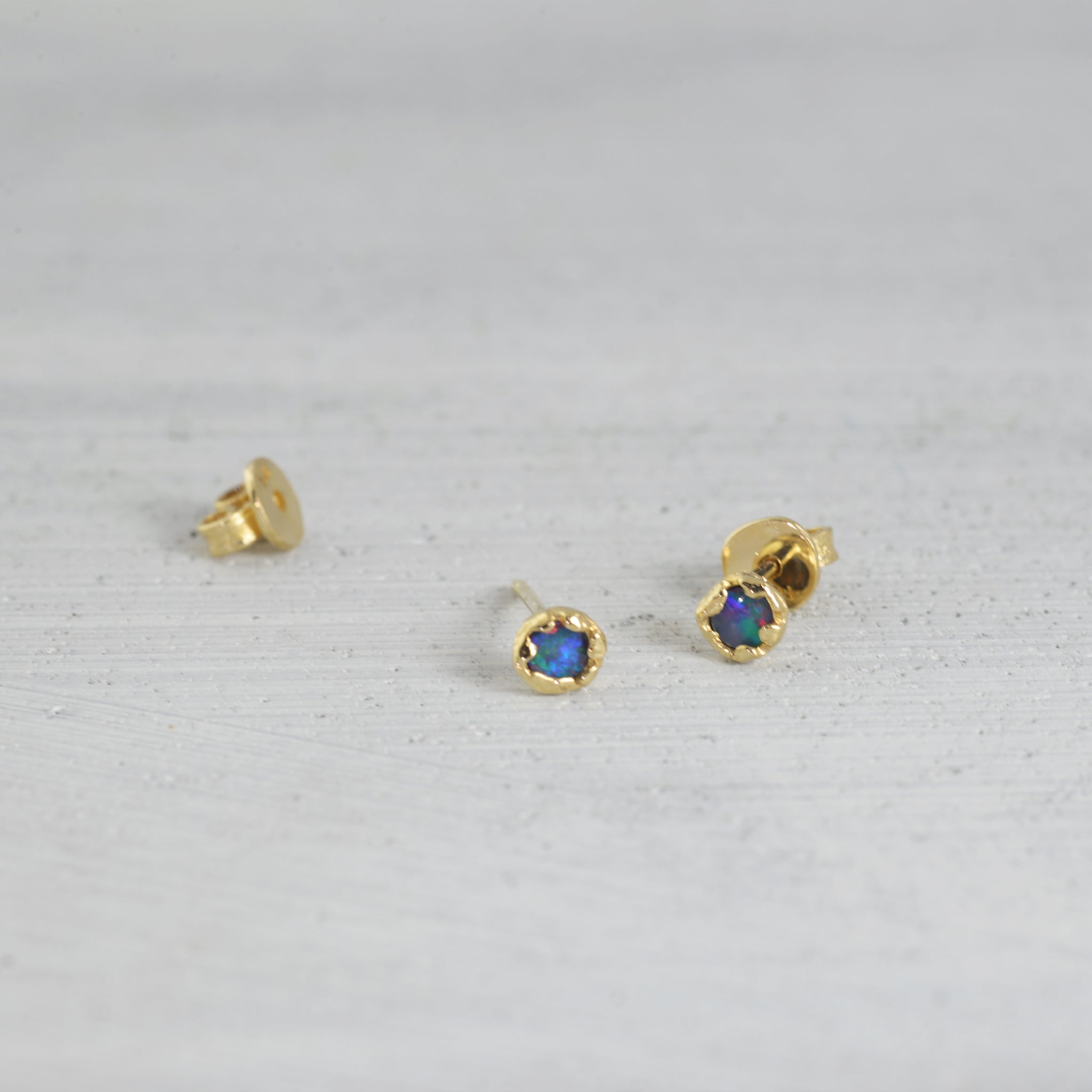Opal mud stud Earring (3.5mm round / doublet opal / single)