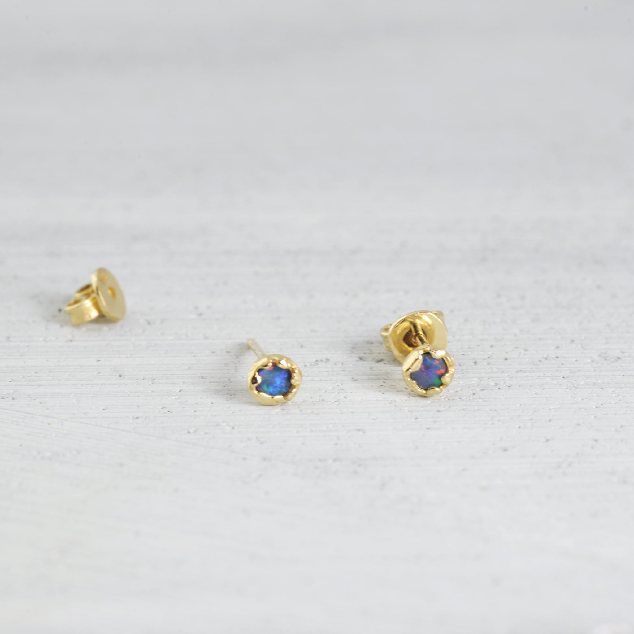 Opal mud stud Earring (3.5mm round / doublet opal / single)