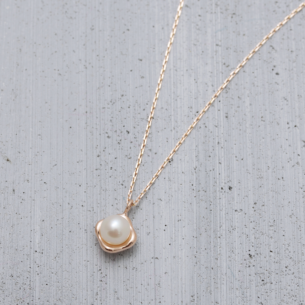 Pearl position Necklace - HerBanana