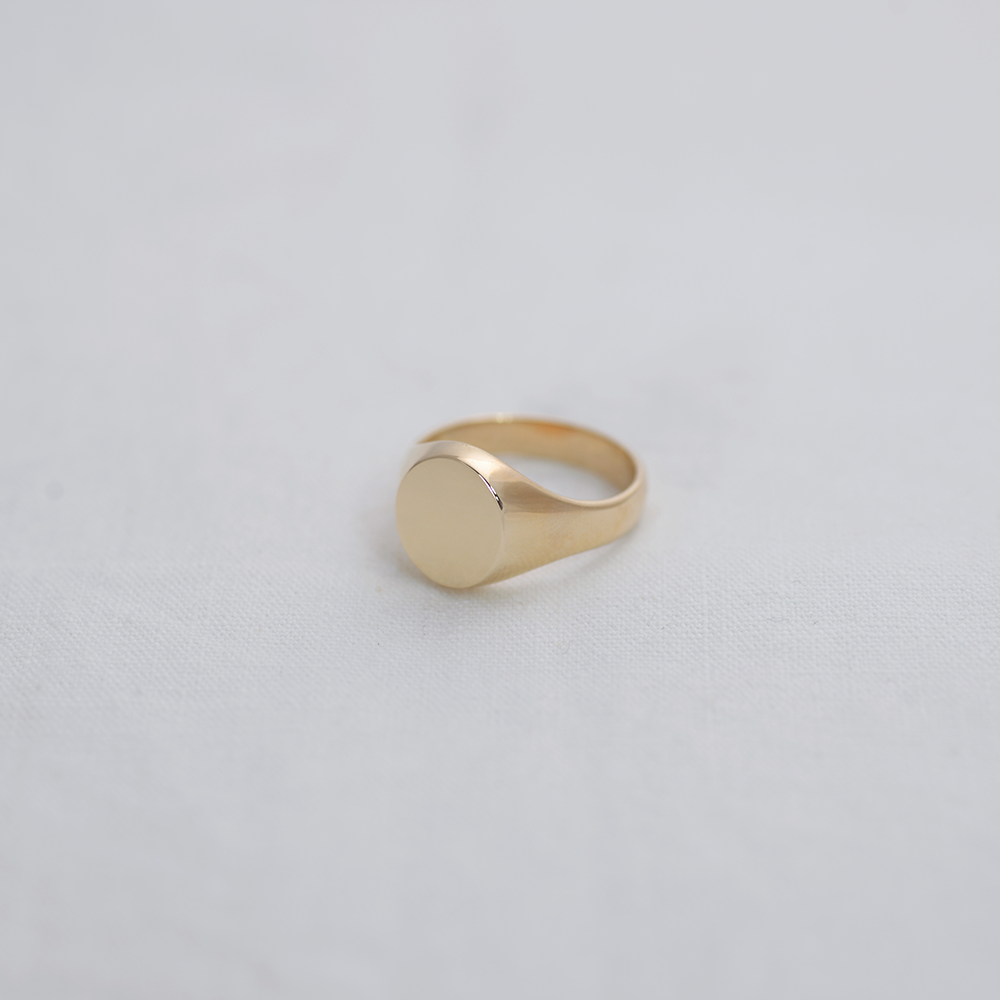 Small oval signet Ring - HerBanana