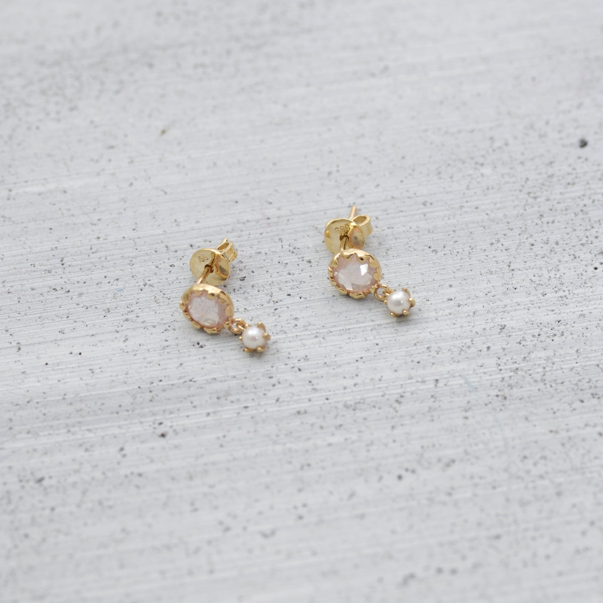 Rose fever pearl Earrings - HerBanana