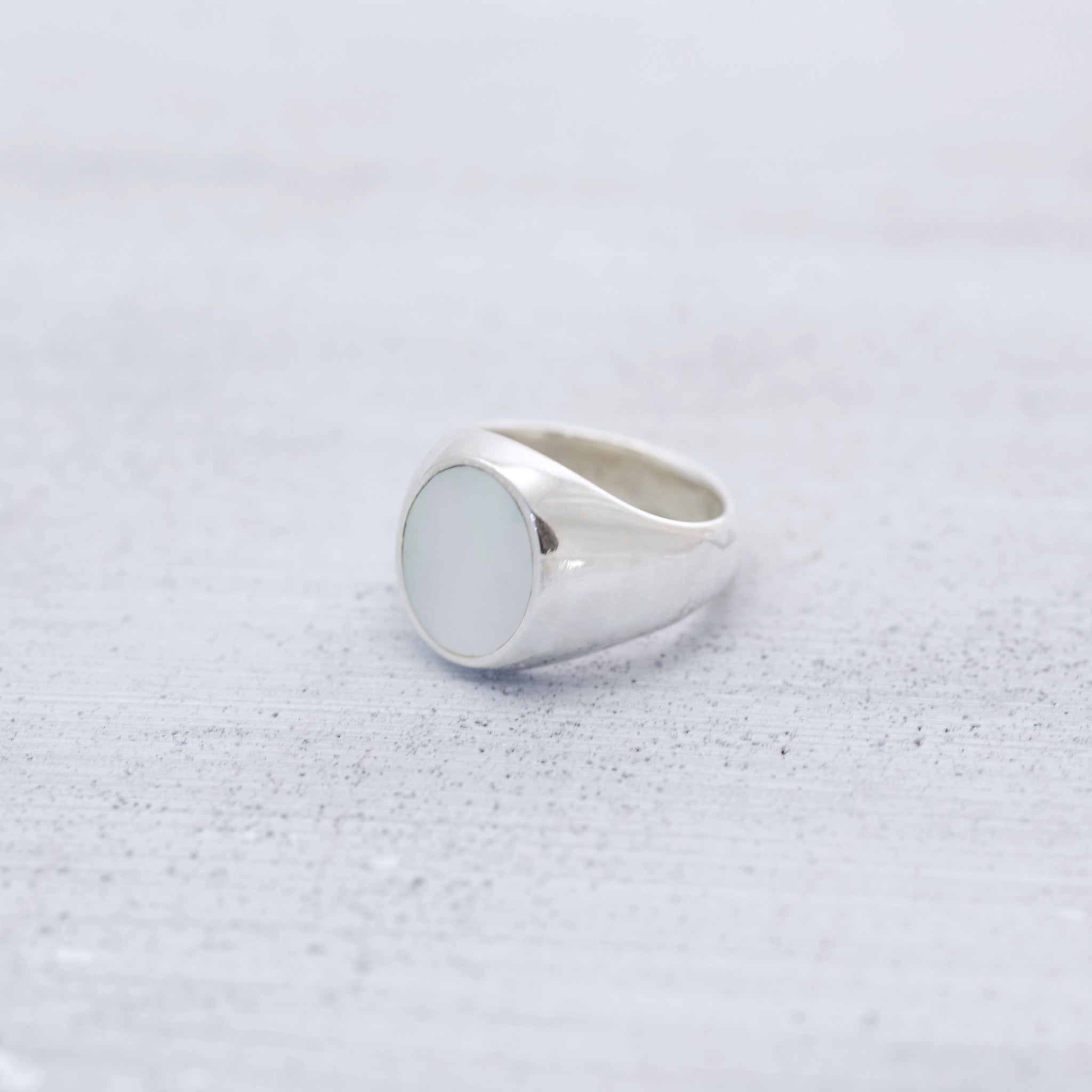 Oval classic Mother of pearl signet Ring (medium) - Silver