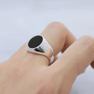 Oval classic Onyx signet Ring (medium) - Silver